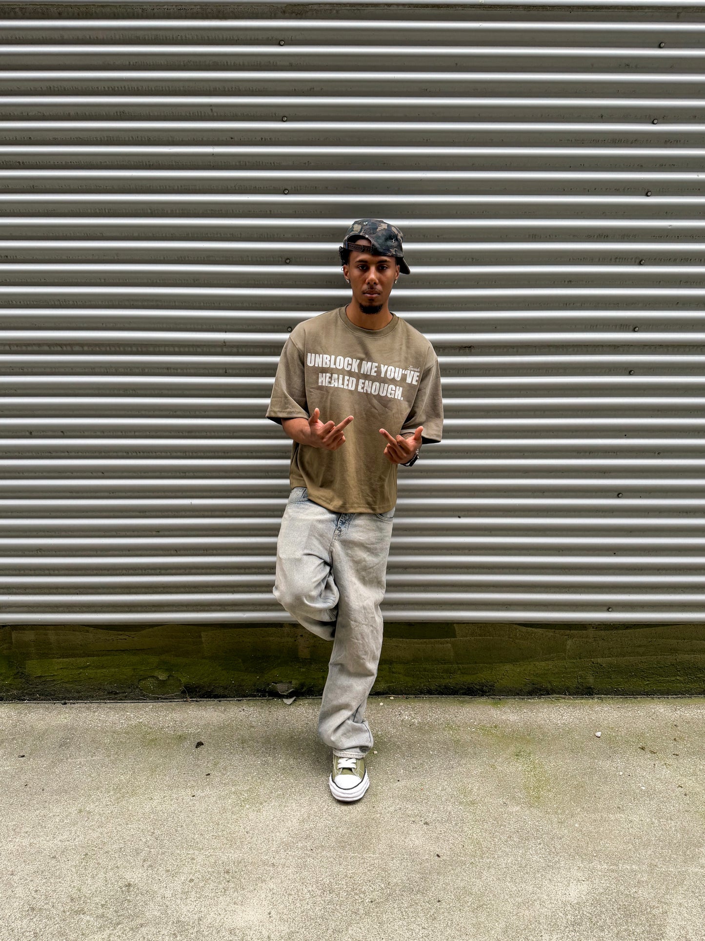 UNBLOCKE ME“ TEE WASHED OLIVE