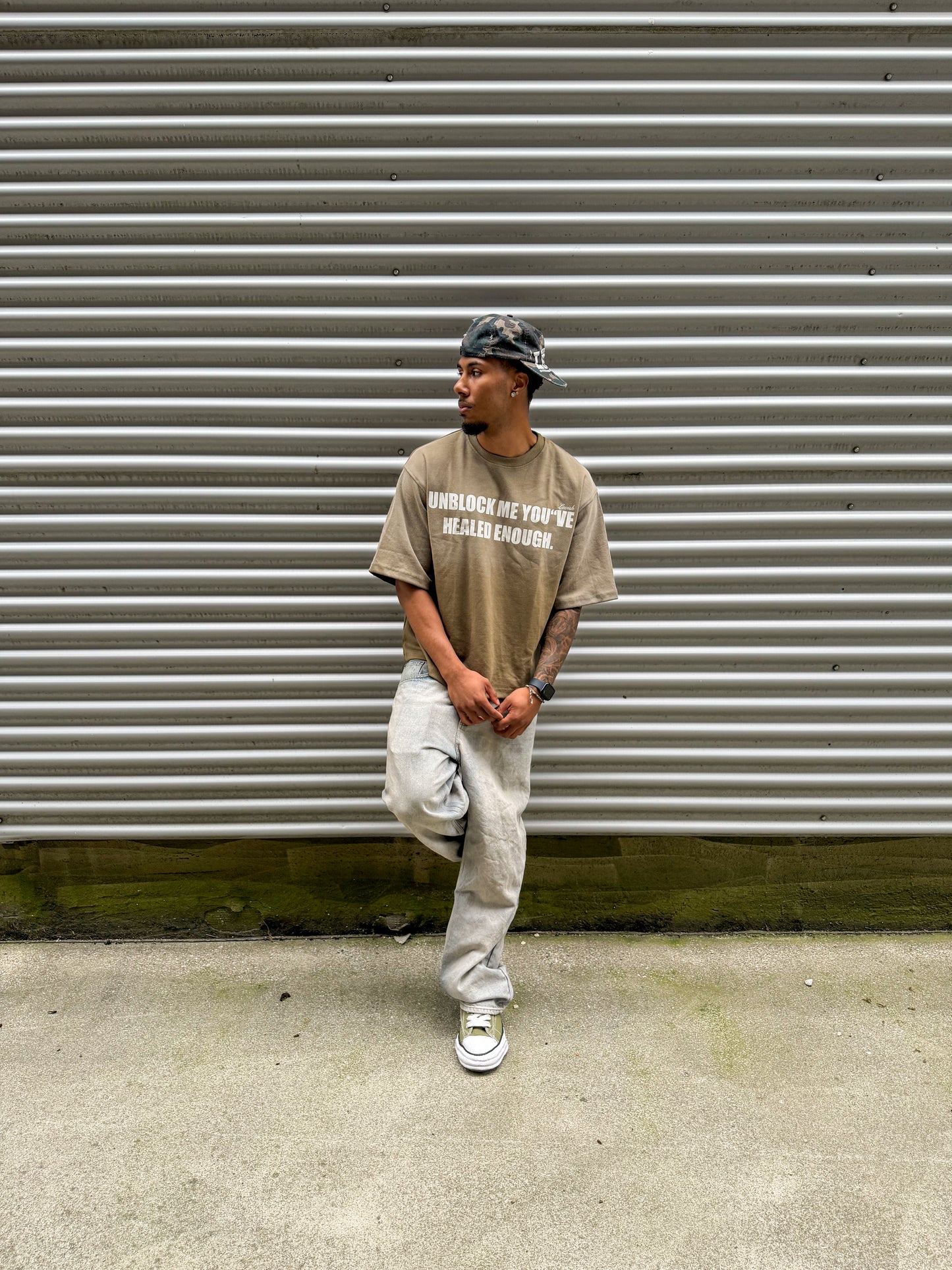 UNBLOCKE ME“ TEE WASHED OLIVE