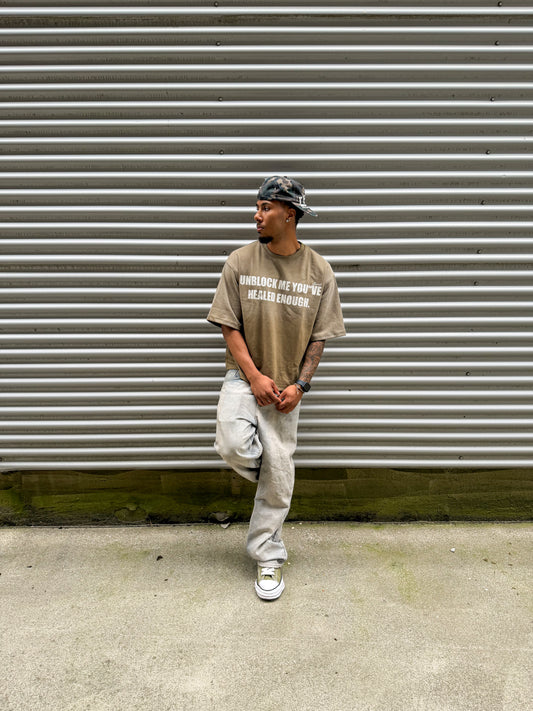 UNBLOCKE ME“ TEE WASHED OLIVE